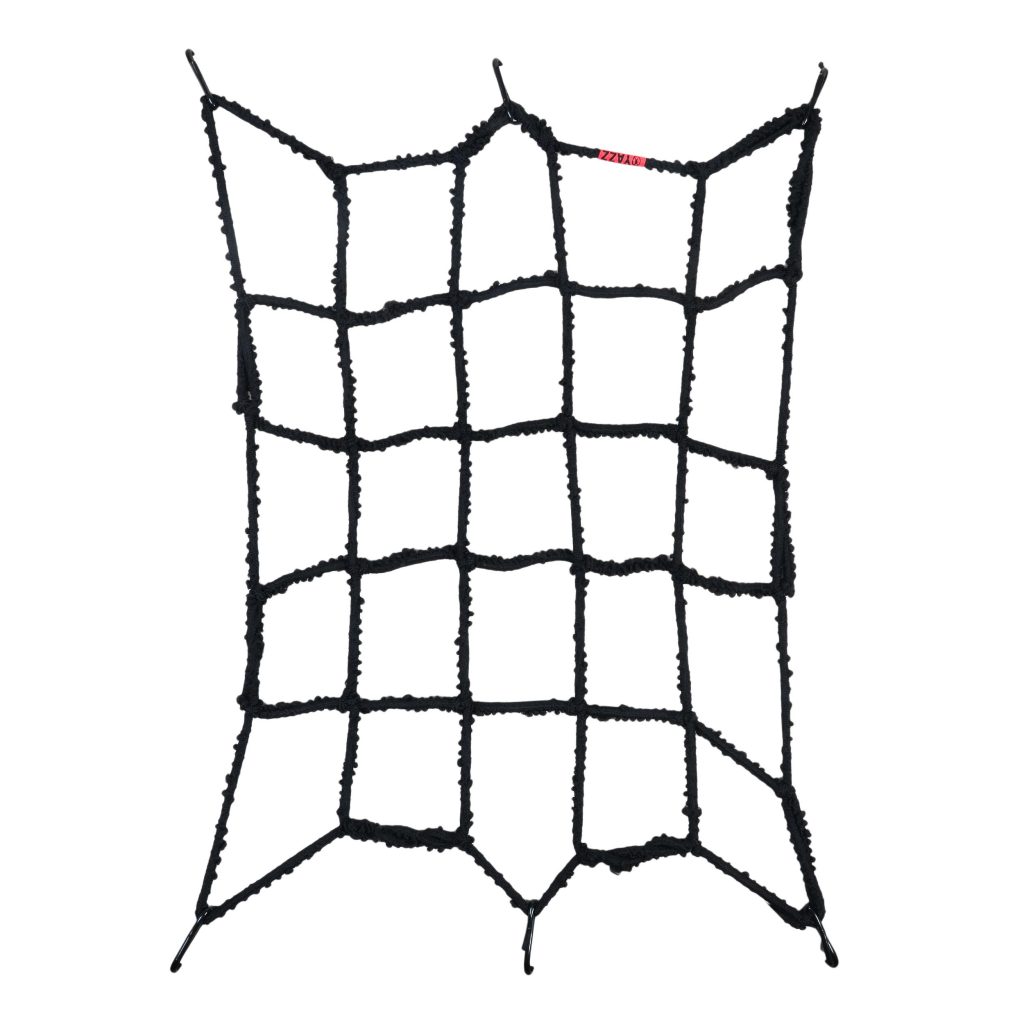 کش کلاه کاسکت مدل YAZZ07BL، یک توری مشکی با طرح شبکه مربعی است که برای محکم نگه‌داشتن وسایل هنگام حمل و نقل طراحی شده و در گوشه‌ها دارای حلقه‌هایی برای اتصال است.