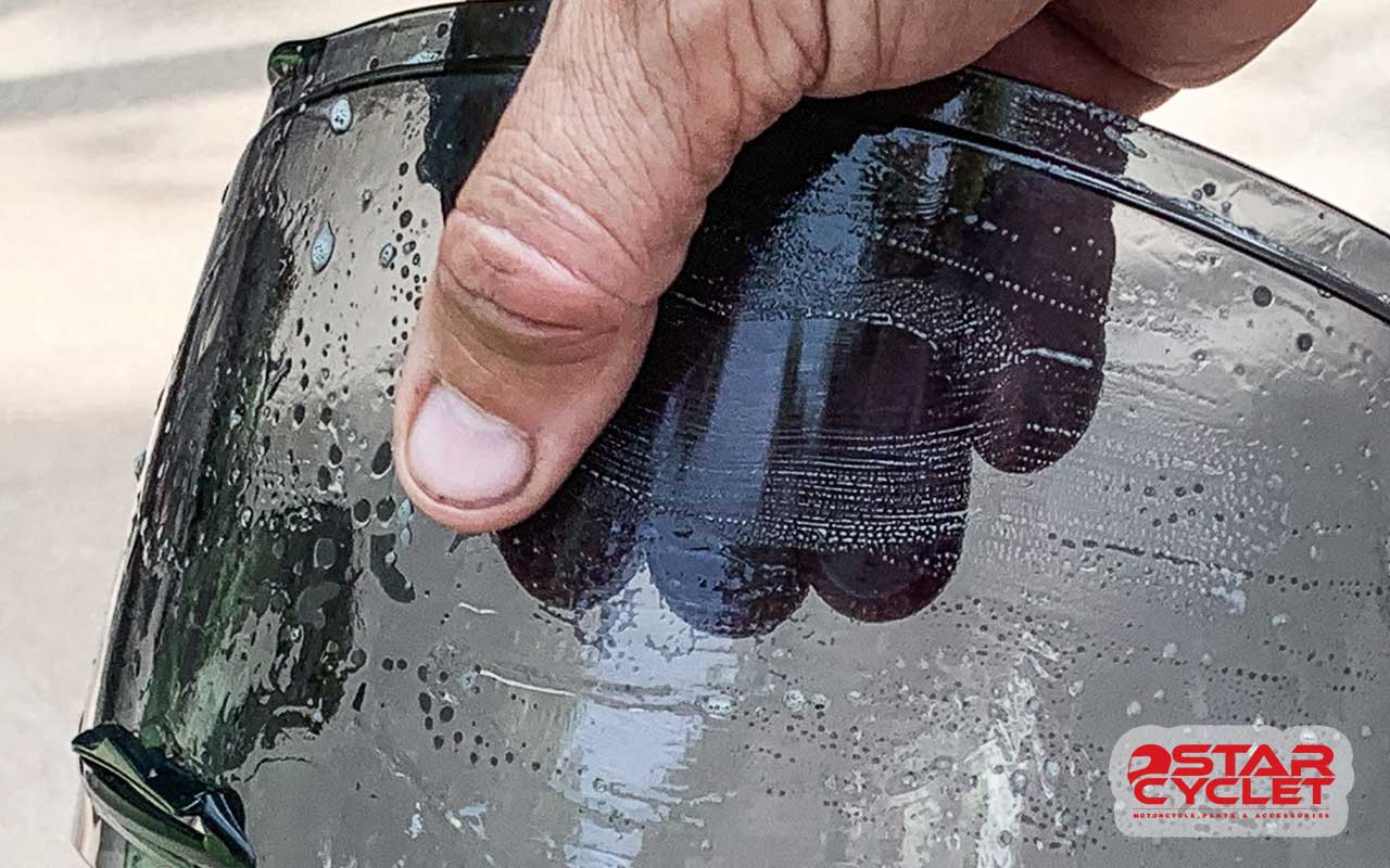 تمیز کردن طلق کلاه کاسکت